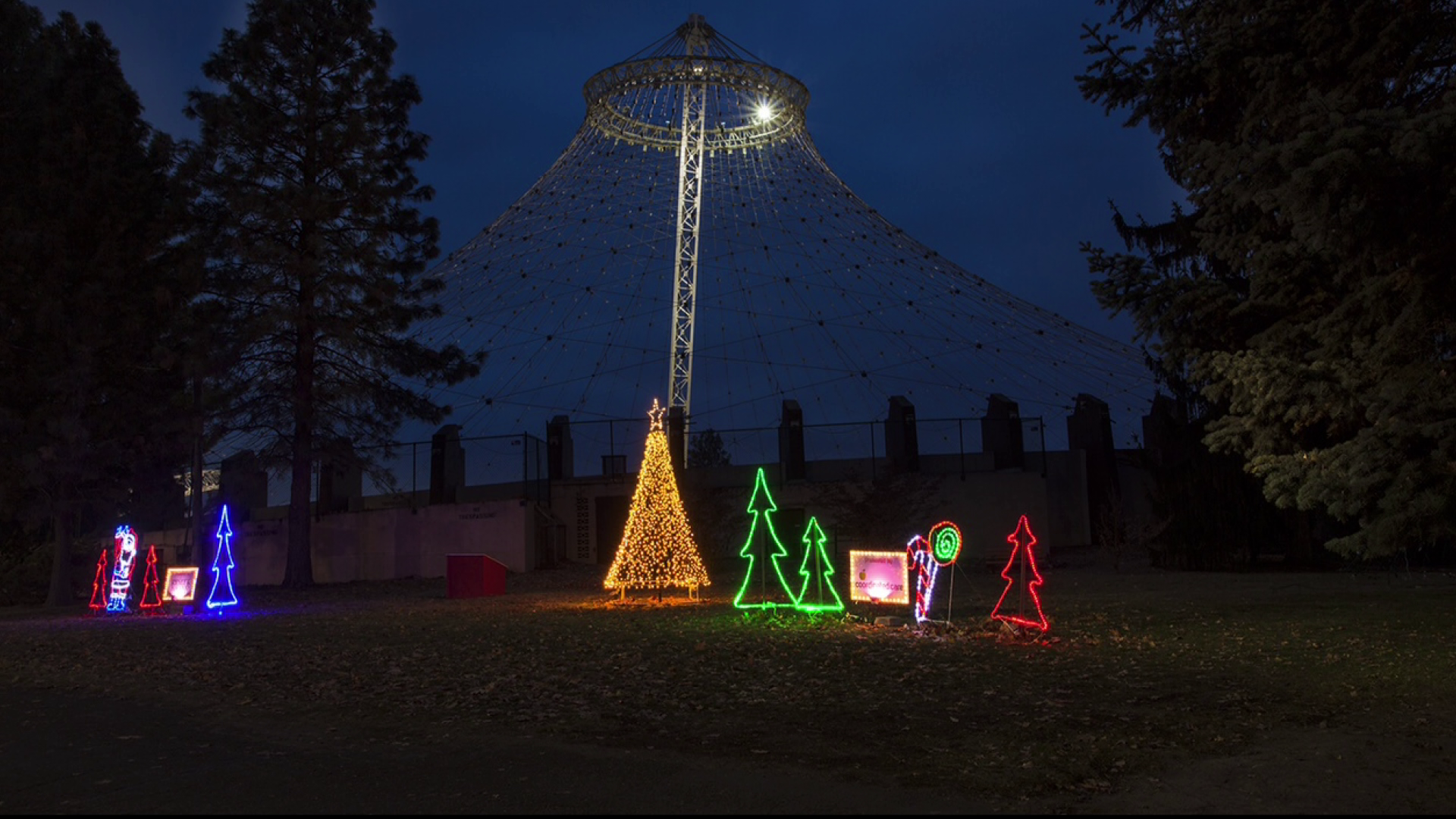 Riverfront Park holiday lights an early hit