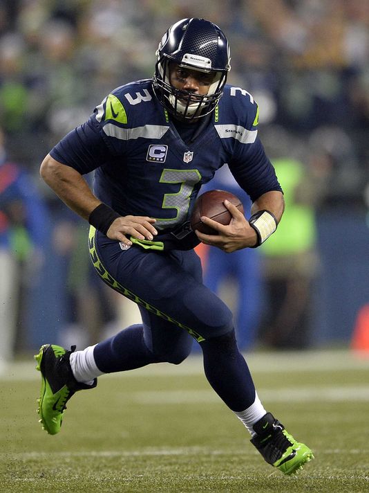 Seahawks QB Russell Wilson throws out the first pitch 