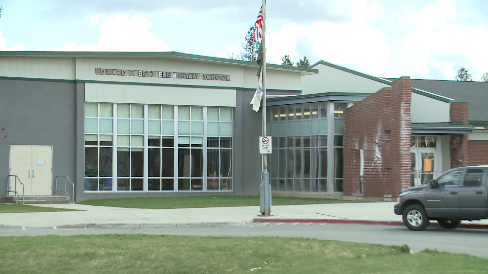 Cheney parent upset over late bomb threat alerts | krem.com